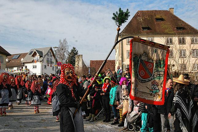 Die Wiechser Schlosshexen feiern als nächstes Narrentage. Auch sie waren beim Jubiläumsumzug in Mühlingen mit von der Partie.