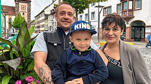 Jörg Polinski, seine Frau Tatjana Weber und Sohn Damian. Die drei waren auf dem Nachhauseweg, als Jörg Polinski an der Brücke zwei ...