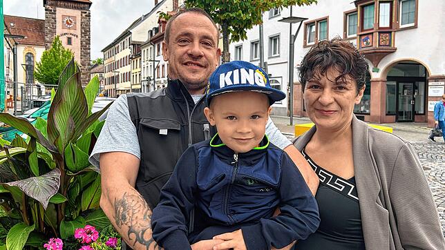 Jörg Polinski, seine Frau Tatjana Weber und Sohn Damian. Die drei waren auf dem Nachhauseweg, als Jörg Polinski an der Brücke zwei ...