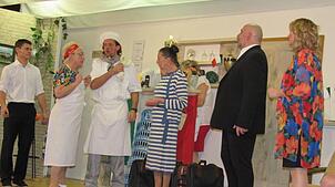 Der Wirt (von links) dargestellt von Marius Schühle, Koch Toni (Karl-Heinz Pfeifer) und die Gäste (Hans-Peter Zuch und Christine ...