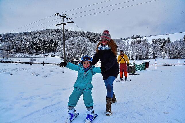 Die ersten Versuche auf Skiern am Kinderlift kann Patricia Schifferdecker mit Sohn Lukas genießen. Hinten beobachtet Papa Michael die ...