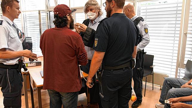Der Nebenkläger, hier im Gespräch mit seinem Rechtsbeistand Gerhard Zahner, erscheint in Hand- und Fußfesseln zum Prozess vor dem ...