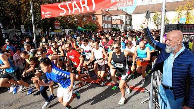 Ein Bild aus guten Zeiten: Norbert Reuter, Geschäftsführer der Stadtwerke, gibt im Jahr 2019 den Startschuss für den Hauptlauf des ...