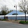 Die Leichtbauhalle auf dem Festplatz an der Talwiese in Rielasingen-Worblingen. Voraussichtlich Mitte Mai sollen die ersten Flüchtlinge ...