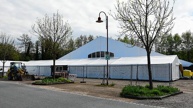Die Leichtbauhalle auf dem Festplatz an der Talwiese in Rielasingen-Worblingen. Voraussichtlich Mitte Mai sollen die ersten Flüchtlinge ...
