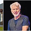 Rufus Beck ist für seine Hörbuch-Stimme bekannt, in die Singener Stadthalle plant er einen musikalisch-literarischen Abend.