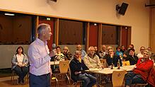 Bürgermeister Manfred Härle bei seinem Rechenschaftsbericht vor rund 80 Zuhörern im Neufracher Prinz-Max-Saal.