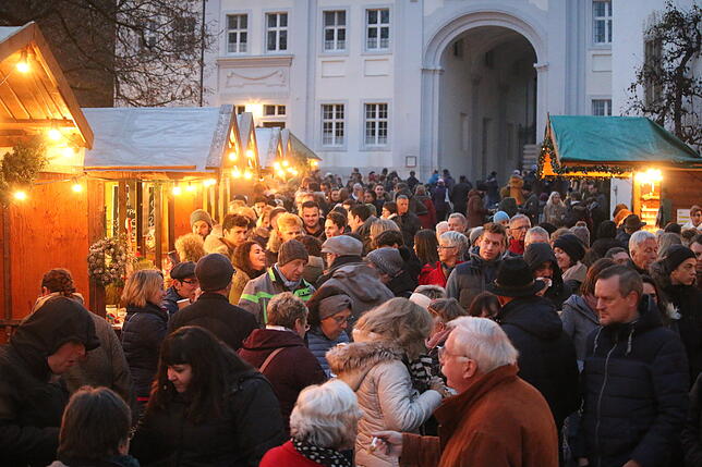 Der Salemer Weihnachtsmarkt besticht mit seinem Standort: Direkt am Schloss gibt es viele Stände mit Punsch, Glühwein, Waffeln und ...