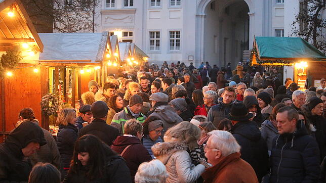 Der Salemer Weihnachtsmarkt besticht mit seinem Standort: Direkt am Schloss gibt es viele Stände mit Punsch, Glühwein, Waffeln und ...