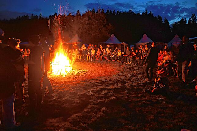 Ein Lagerfeuer wie hier im Zeltlager Baierz im Sommer 2019 gehört in vielen Ferienlagern dazu.