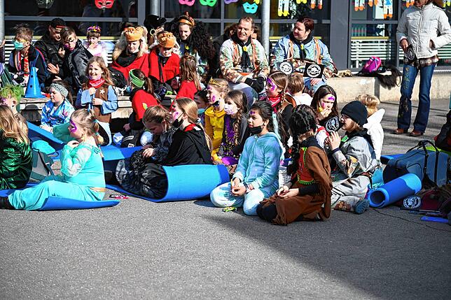 In Gruppen, nach Klassenzugehörigkeit geordnet, verfolgen die Schüler das Geschehen an der Schulfasnet.