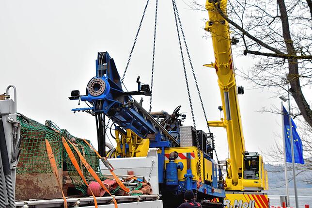 Bild 21: Bilder vom Zusammenbau einer Bohrplattform im Bodmaner Hafen