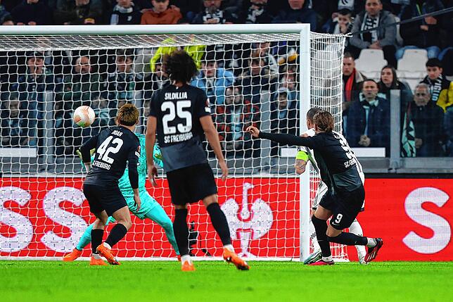 Fußball: Europa League, Juventus Turin – SC Freiburg, Achtelfinale, Hinspiel, Allianz Stadium. Freiburgs Lucas Höler (r) erzielt ...