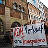 Mitglieder von Fridays for Future demonstrieren vor dem Rathaus für Transparenz in den Zukunftsentscheidungen über die Stadtwerke ...