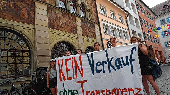 Mitglieder von Fridays for Future demonstrieren vor dem Rathaus für Transparenz in den Zukunftsentscheidungen über die Stadtwerke ...