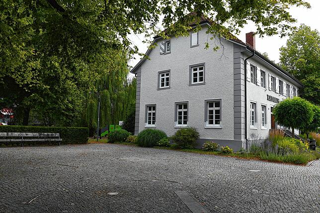 Dorfplatz und Rathaus in Schlatt unter Krähen, im Hintergrund ist eine Ecke des Spielplatzes zu sehen.