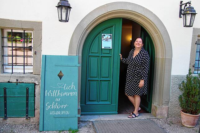 Eveline Pigeat-Stamm bittet ins Schloss. Bild: Heidi Rombach