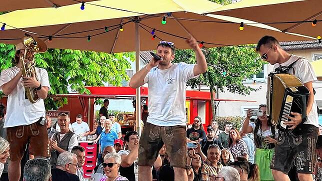 Die &bdquo;Berghirsche&ldquo; bei einem Auftritt.