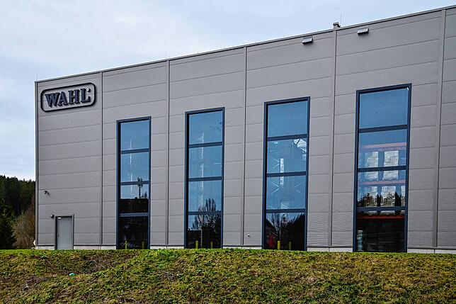Erst vor eineinhalb Jahren ist die Wahl GmbH aus Unterkirnach in den imposanten Neubau an der Bundesstraße im Peterzeller Gewerbegebiet ...