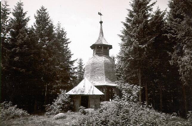 Ausgedient: Der „Alte“ Turm wurde in den Jahren 1929/30 vom Schwarzwaldverein Görwihl gebaut. Doch man sah nicht mehr über die Bäume ...