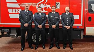 Christian Gerspacher hat seinen Posten als Leiter der Feuerwehrabteilung Albbruck an Nicolas Morat (von links) abgetreten und Fabian ...