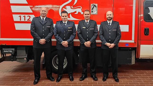 Christian Gerspacher hat seinen Posten als Leiter der Feuerwehrabteilung Albbruck an Nicolas Morat (von links) abgetreten und Fabian ...