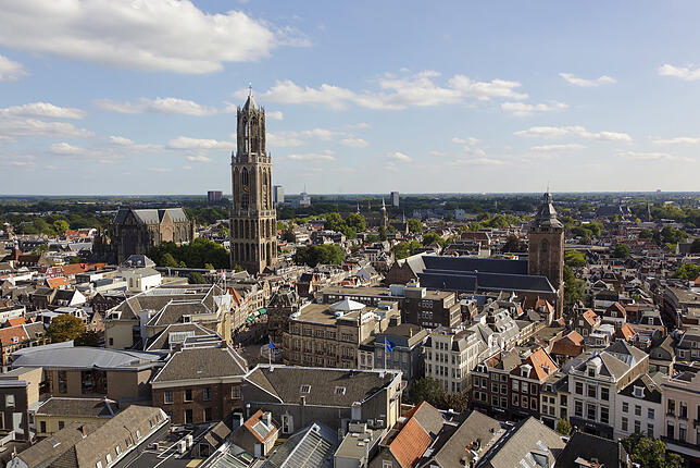Stadtpanorama: Markant erhebt sich der geteilte Dom mit dem größten Domturm in den Niederlanden.