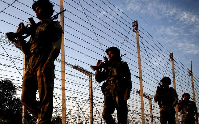 Soldaten der indischen Border Security Force (BSF) an der Grenze zwischen Indien und Pakistan.