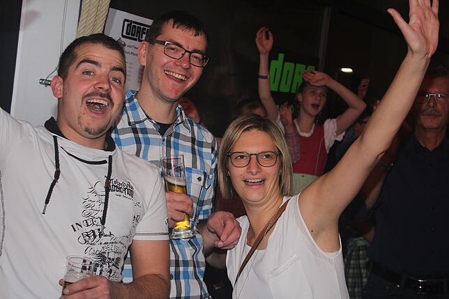 Bild 5: Volles Haus bei der Nikolausparty in Rietheim-Weilheim mit den Dorfrockern &ndash; die Bilder