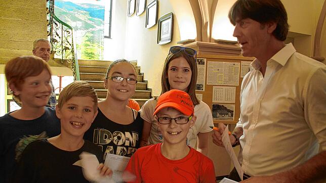 Mittlerweile sind diese Kinder groß &ndash; doch dieses Bild mit Jogi Löw beim Empfang zur 900-Jahr-Feier im Jahr 2013 wird ihnen wohl ...