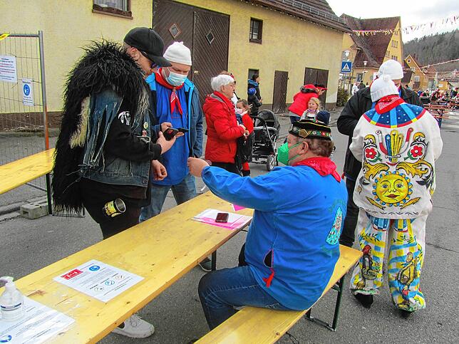 Hier wird kontrolliert: Ohne 3G-Nachweis gibt es keinen Zugang zum Kinderball.