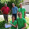 Sie werben für naturnahe Gärten: Alexander Guhl, Ralf Däubler, Harald Haueisen, (von links, stehend) sowie Wioletta und Bernhard Koch.
