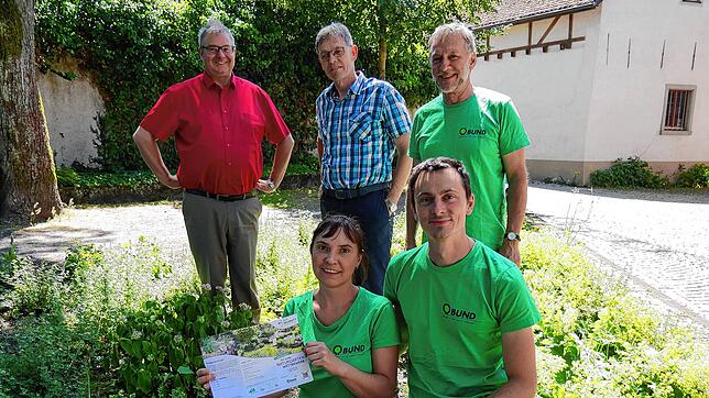 Sie werben für naturnahe Gärten: Alexander Guhl, Ralf Däubler, Harald Haueisen, (von links, stehend) sowie Wioletta und Bernhard Koch.