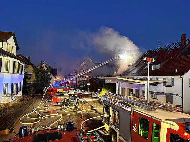 Eine 88 Jahre alte Bewohnerin ist bei einem Hausbrand am frühen Sonntagmorgen in Immenstaad ums Leben gekommen.