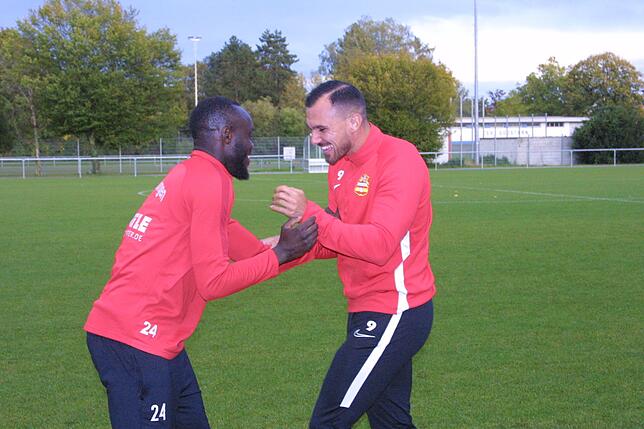 Sie verstehen sich bestens und flachsen miteinander. Am Sonntag haben die beiden Top-Stürmer der Bezirksliga aber jeweils ein klares ...