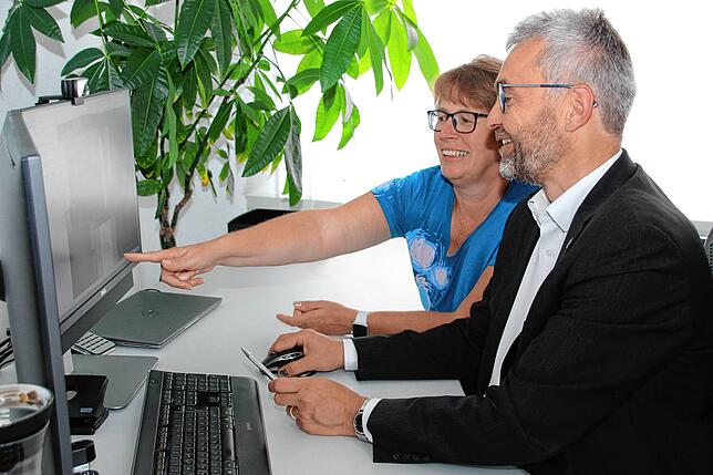 Angelika und Armin Gmeiner besprechen 2021 in einer Videokonferenz die Entwürfe für die Buchcover.