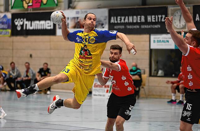 Der frischgebackene Vater Peter Schramm (am Ball) trug fünf Tore zum Konstanzer Heimsieg bei.