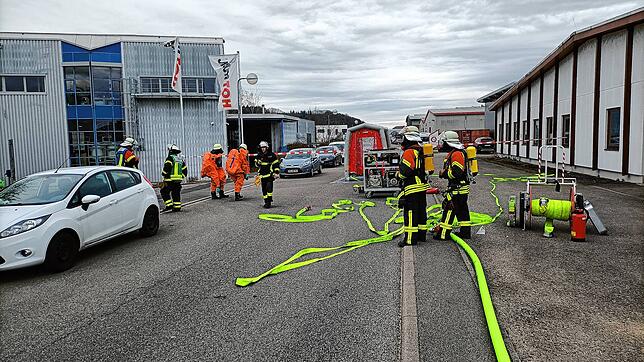 Vorsicht Gasaustritt: Zu einem Großeinsatz der Feuerwehr ist es am Donnerstagmorgen im Gottmadinger Gewerbegebiet Goldbühl gekommen.