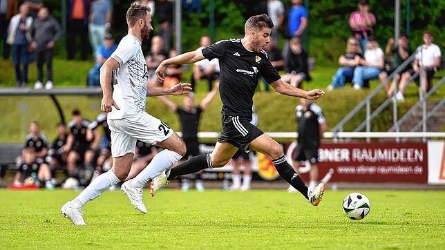 Unglücklich: Sandro Knab (rechts) vom SV 08 Laufenburg traf im Spiel gegen den FC Wolfenweiler-Schallstadt zweimal nur den Pfosten. ...
