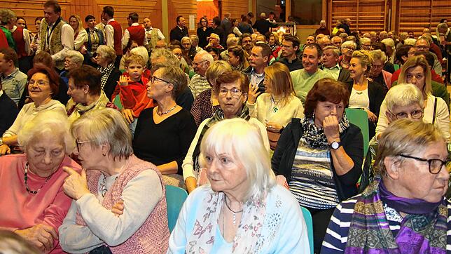 Hunderte Besucher in der vollbesetzten Bundschuhhalle waren zum Neujahrsempfang der Gemeinde gekommen und waren von „Jubiläumsstory“ von ...