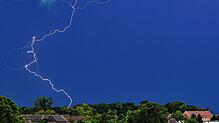 In Baden-Württemberg drohen auch heute bis zum Abend schwere Gewitter mit heftigem Starkregen. (Symbolbild)