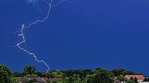 In Baden-Württemberg drohen auch heute bis zum Abend schwere Gewitter mit heftigem Starkregen. (Symbolbild)