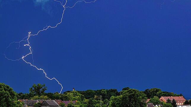 In Baden-Württemberg drohen auch heute bis zum Abend schwere Gewitter mit heftigem Starkregen. (Symbolbild)