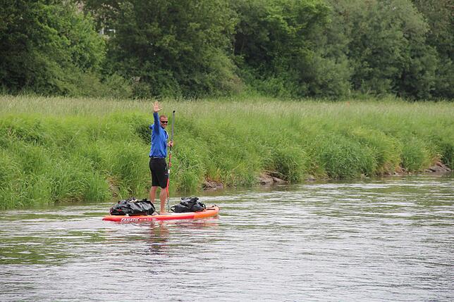Bild 8: Stand-Up-Paddler macht sich zu Fuß auf den Weg