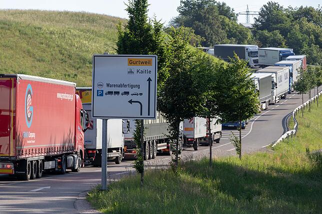 Der Stau an wartenden Lastwagen reicht vom Zollhof bis ins Kaitle, fast täglich bis zum Kreisverkehr an der B 34 und manchmal sogar bis ...