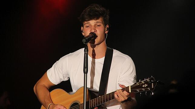 Wincent Weiss begeisterte das zumeist junge Publikum auch beim Hohentwielfestival in Singen.