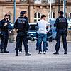 Polizeibeamte gehen durch die Stuttgarter Innenstadt.