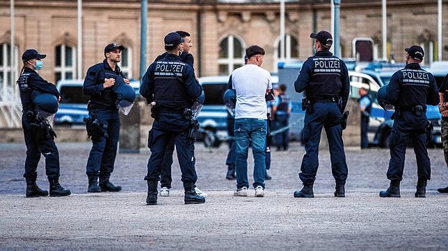 Polizeibeamte gehen durch die Stuttgarter Innenstadt.