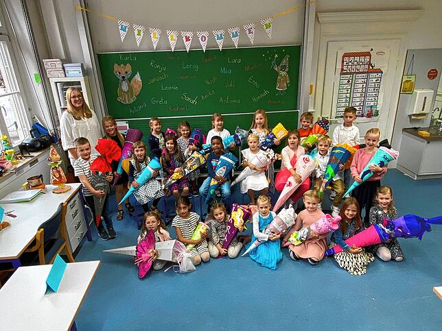 Hier sind die Erstklässler der Grundschule Dingelsdorf zu sehen, zusammen mit ihrer Klassenlehrerin Frau Bärbel Durach.