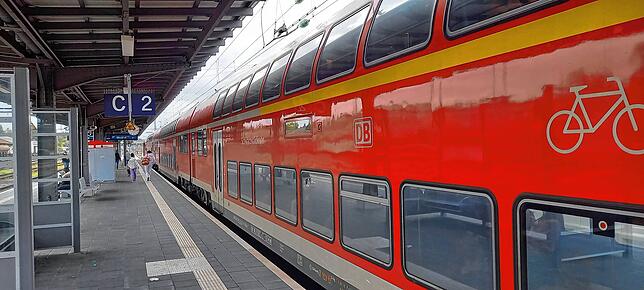 Die Züge der Schwarzwaldbahn sind kürzer, deshalb sind sie am Wochenende oft sehr voll.